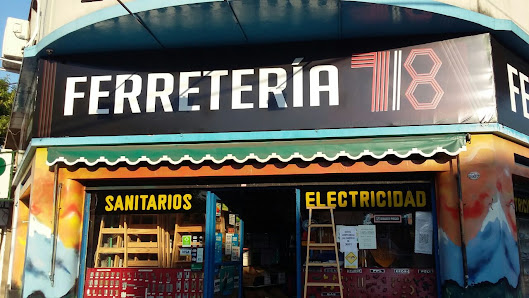 Fachada de Ferretería 7/8, cartel negro con el nombre y el número 7/8 en rojo